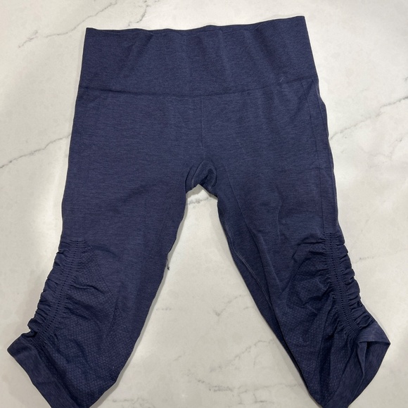 Lululemon BLUE/GRAY women’s size 6 in the flow crop capri tucked leg legging - Picture 2 of 3